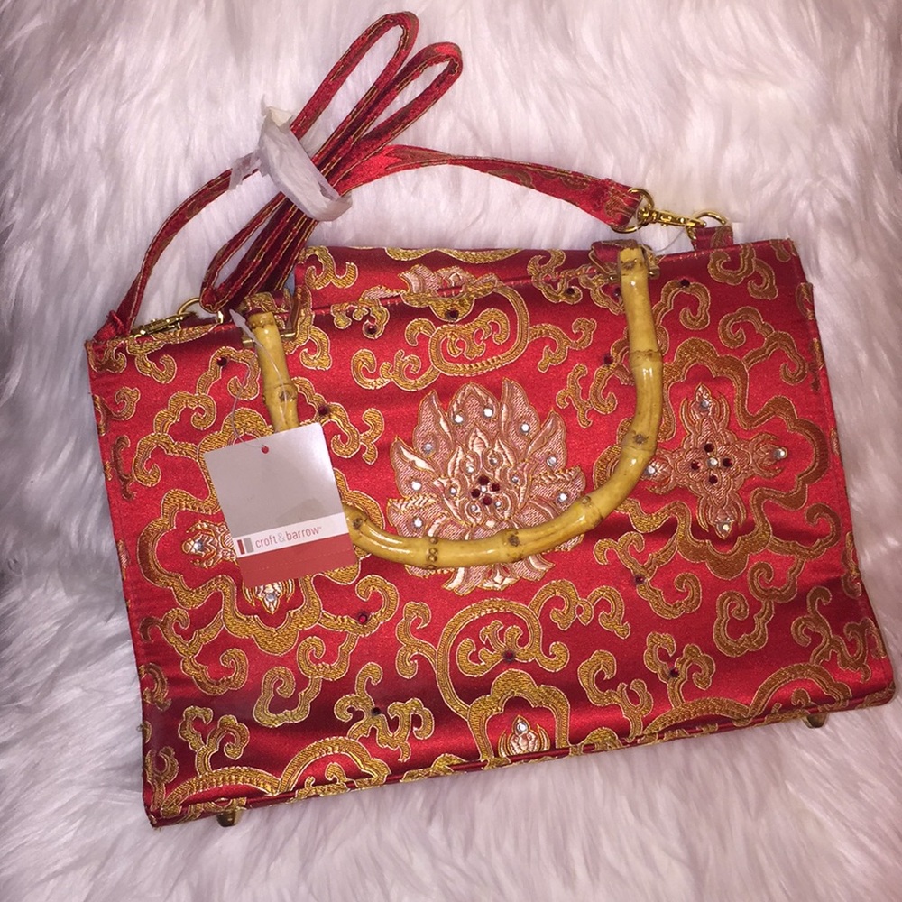 🎋NWT Red ornate handbag🎋